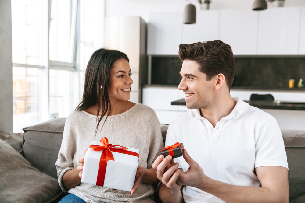 Top 30 Idées Cadeaux Couple Sentimentales et Uniques - Cadeau Plus