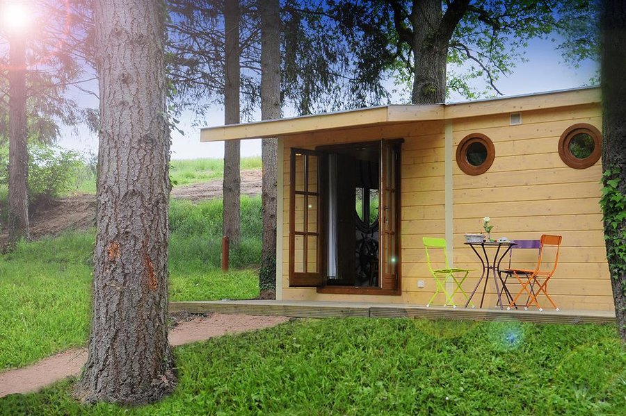 Une cabane dans les bois pour fêter Halloween en famille.