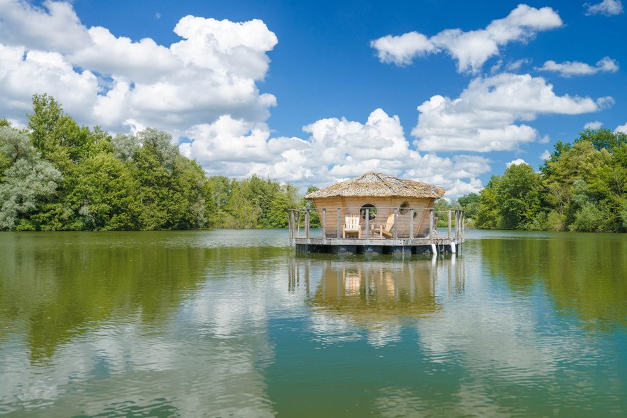 Cabane des Grands Lacs, un hébergement insolite avec gastronomie locale.