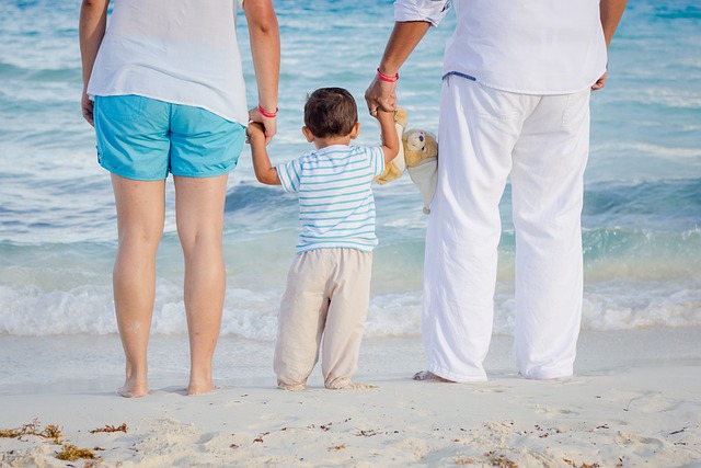 Famille profitant d'activités sur la plage