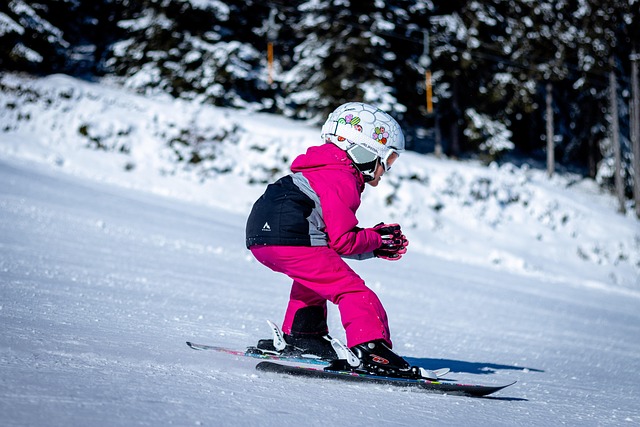 Enfant en plein apprentissage du ski