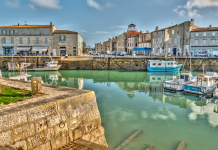 Vacances à l’île de Ré : que faire pour la découvrir autrement ? Vue sur le port