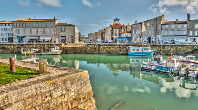 Vacances à l’île de Ré : que faire pour la découvrir autrement ? Vue sur le port
